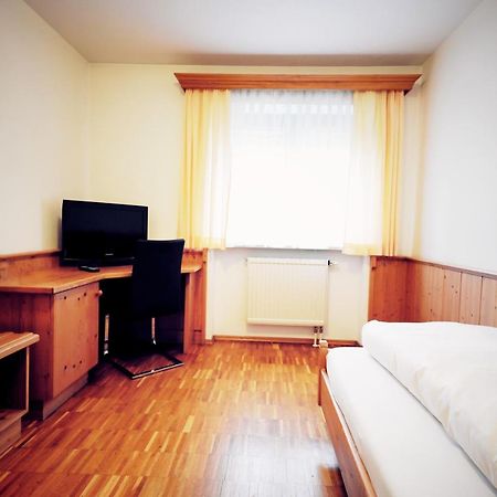 Gruener Baum Garni Hotel Krumbach Exterior foto