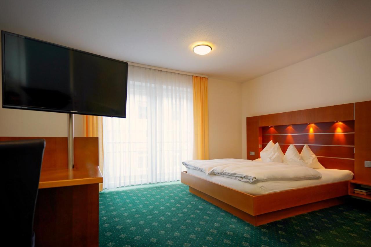 Gruener Baum Garni Hotel Krumbach Exterior foto