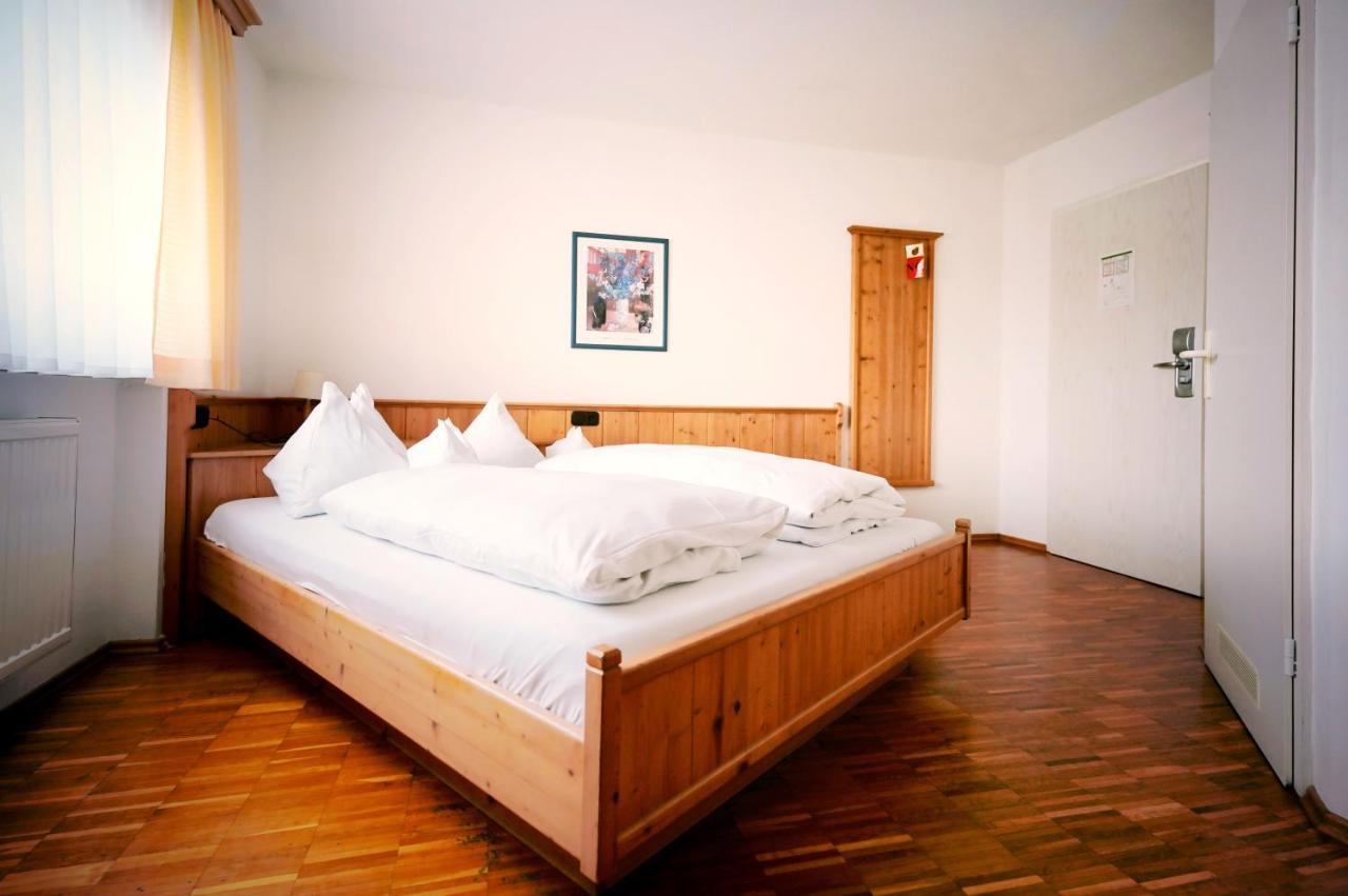 Gruener Baum Garni Hotel Krumbach Exterior foto