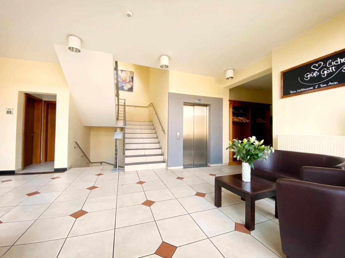 Gruener Baum Garni Hotel Krumbach Exterior foto