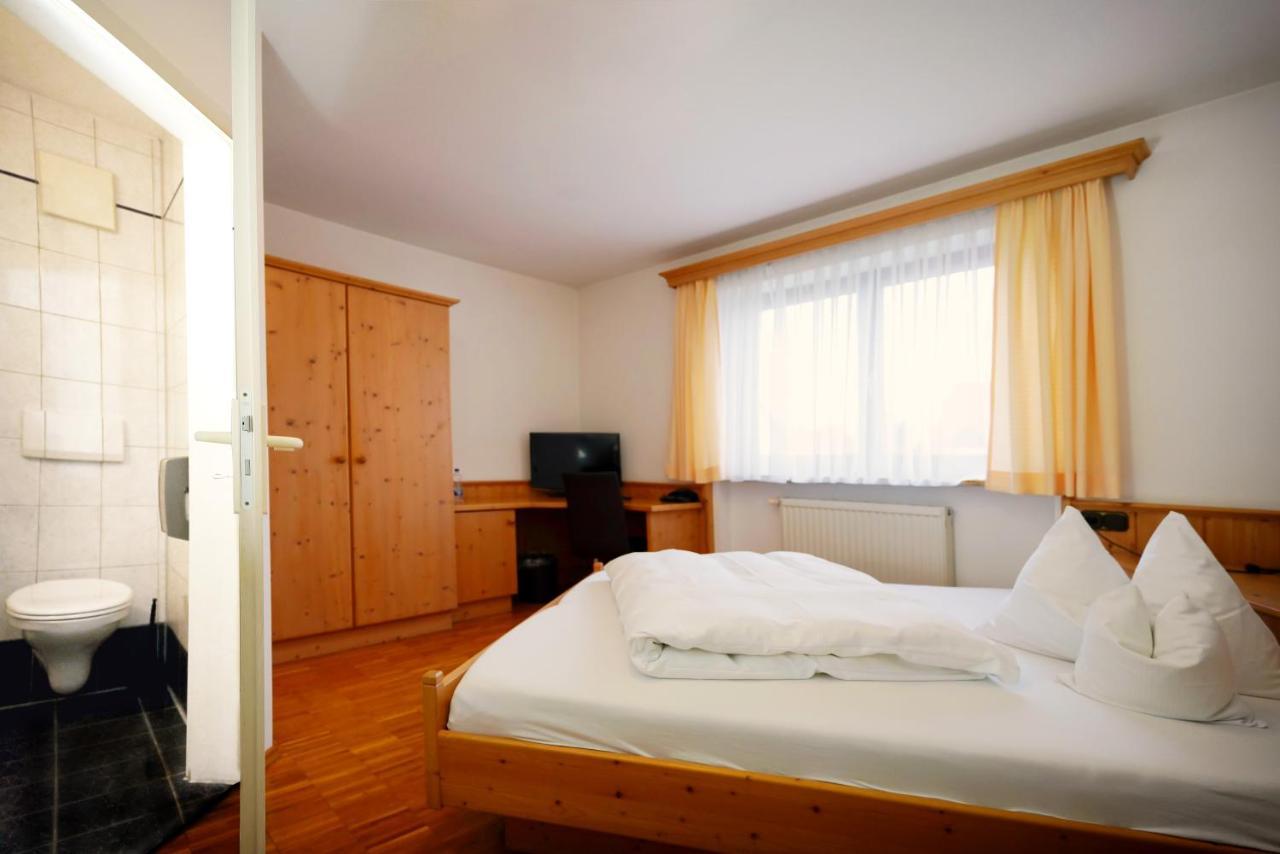 Gruener Baum Garni Hotel Krumbach Exterior foto