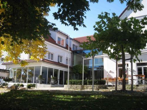 Gruener Baum Garni Hotel Krumbach Logo foto